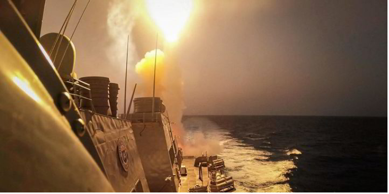 미 해군 구축함 'USS 카니(USS Carney)호'가 홍해에서 후티 반군 드론을 겨냥해 사격을 하고 있다. 사진 : 미 해군