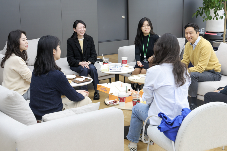 HD현대 정기선 부회장이 최근 사내어린이집에 자녀를 등원시키는 여성 직원들과 간담회를 가졌다. 사진 : HD현대