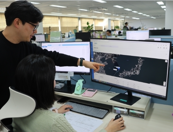 FLOWer 시스템을 사용하는 포스코플로우 직원들. 사진 : 포스코플로우