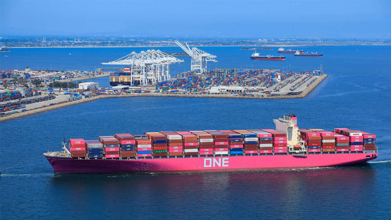 미 LA의 롱비치 터미널에 입항하는 컨테이너선. 사진 : Port of Long Beach