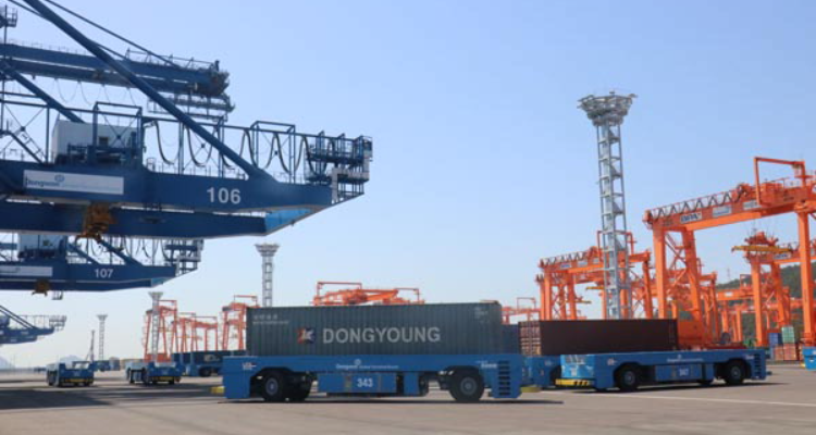 완전자동화 부두인 부산항 신항 7부두에서 무인이송장비(AGV)가 컨테이너를 옮기고 있다. 사진 : BPA