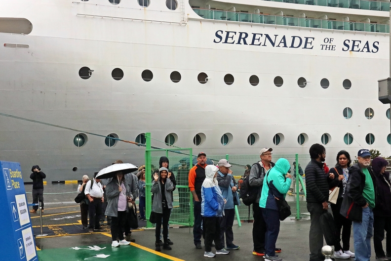 'SERENADE OF THE SEAS호' 승객들이 하선하고 있다. 사진 : BPA