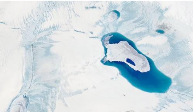 그린란드 빙상 위에 생긴 담수 연못. 사진 : EPA/NASA EARTH OBSERVATORY