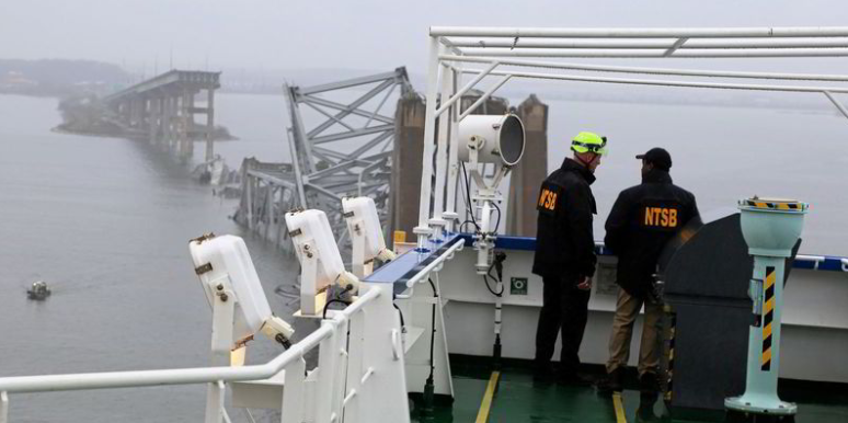 미 NTSB 조사관들이 달리호에 승선, 조사를 벌이고 있다. 사진 : NTSB
