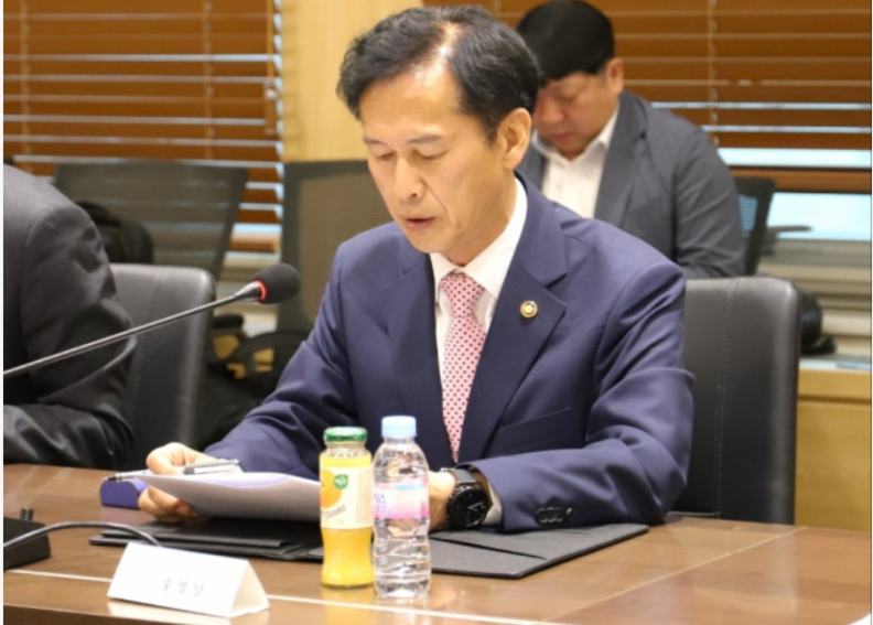 송명달 차관이 15일 서울 해운빌딩에서 이란의 이스라엘 보복 공격에 따른 해상 수출입물류 영향 점검회의를 주재하고 있다. 사진 : 해양수산부