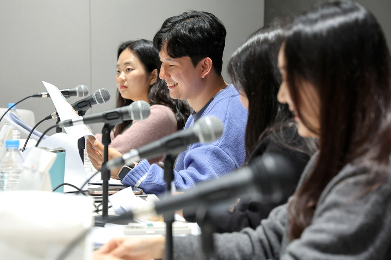 HD현대 MZ봉사단이 동화책을 직접 낭독하는 목소리 기부 봉사활동에 참여하고 있다. 사진 : HD현대