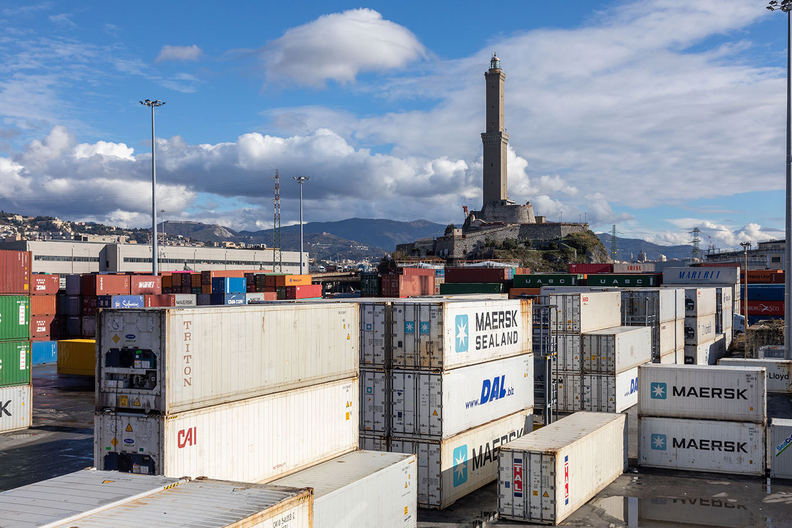 이탈리아 제노아항 야적장에 쌓여있는 컨테이너들. 사진 : Genoa Port Terminal