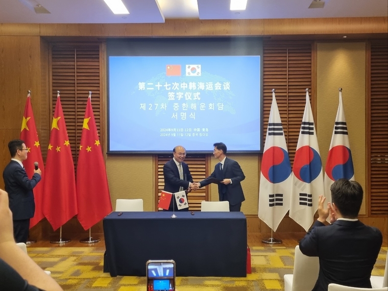 합의문 서명 후 악수하는 이시원(오른쪽) 국장과 이계용 부국장. 