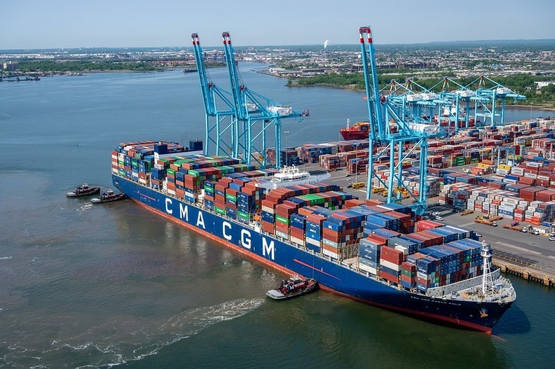 미 동안 뉴욕 인근 포트엘리자베스(Port Elizabeth)항에 기항한 CMA CGM 컨테이너선. 사진 : APM터미널