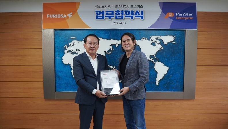 25일 사업협력계약을 체결한 팬스타그룹 김현겸 회장(왼쪽)과 퓨리오사AI의 백준호 대표. 사진 : 팬스타그룹