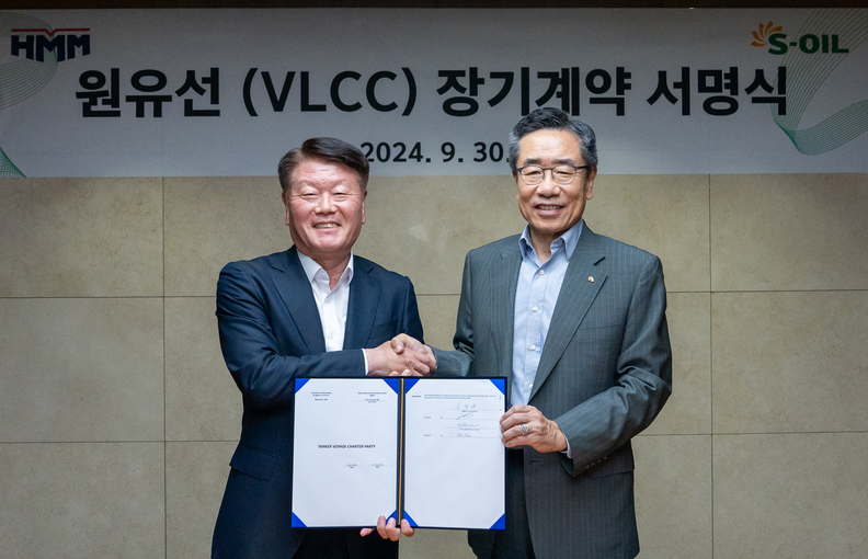 지난달 30일 S-OIL 본사에서 진행된 서명식에서 김경배 HMM 사장(왼쪽)과 박봉수 S-OIL사장이 서명을 마친 후 악수하고 있다. 사진 : HMM