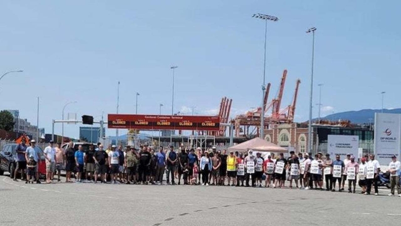 지난해 7월 파업 중 피켓시위를 벌이는 ILWU 회원들. 사진 : ILWU Canada