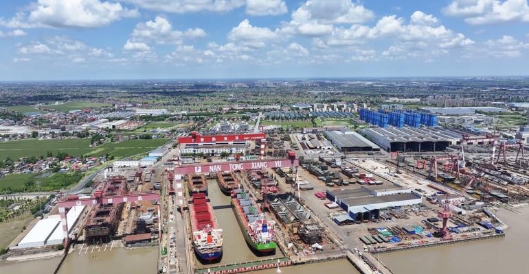 중국 난통시앙조선소에서 건조되고 있는 유조선들. 사진 : Nantong Xiangyu Shipbuilding
