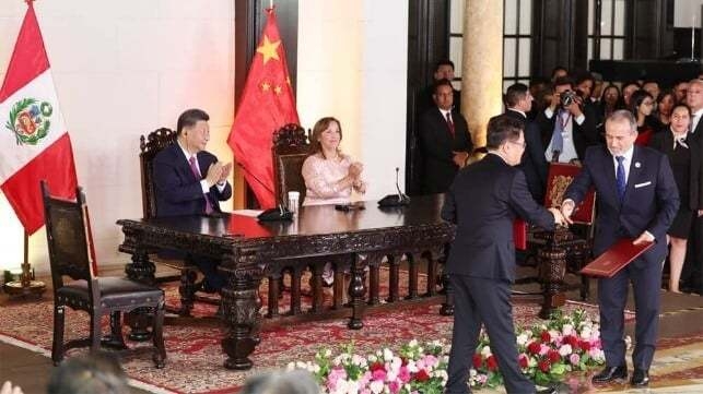 페루 창카이항 개장 행사에서 시진핑 중국 주석과 볼루아르테 페루 대통령이 박수를 치고 있다. 사진 : 페루대통령실