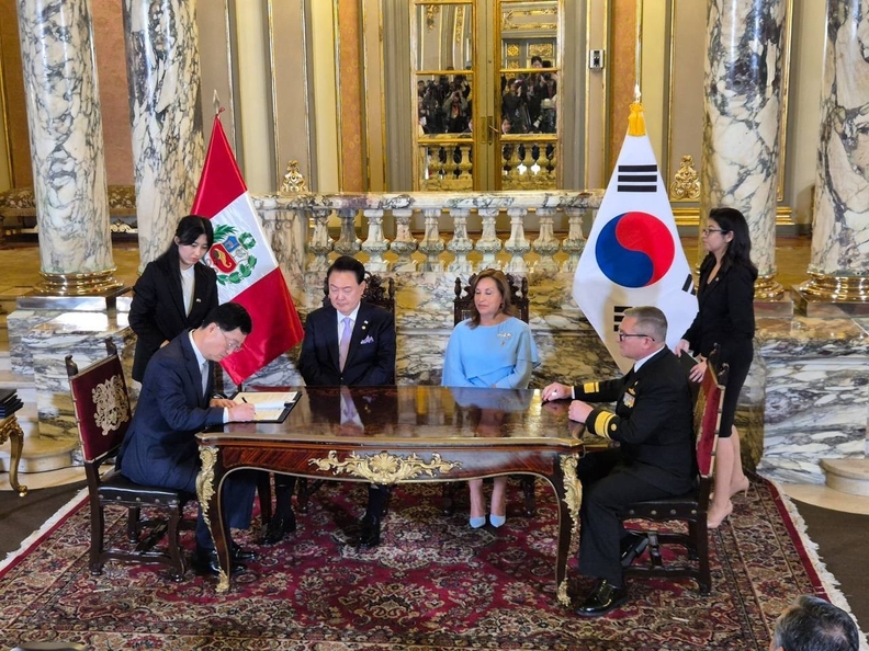 주원호 HD현대중공업 특수선사업대표와 세사르 베나비데스 페루 시마조선소 소장이 페루 리마 대통령궁에서 윤석열 대통령과 디나 볼루아르테 페루 대통령이 지켜보는 가운데 잠수함 공동개발 MOU에 서명하고 있다. 사진 : 대통령실