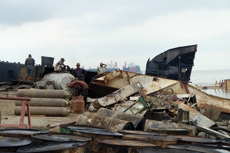 방글라데시 치타공의 해체장. 사진 : NGO Shipbreaking Platform