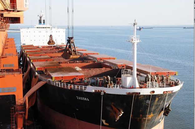 중국 탕산항에 기항한 케이프사이즈 벌크선. 사진 : Tang Shan Port Group