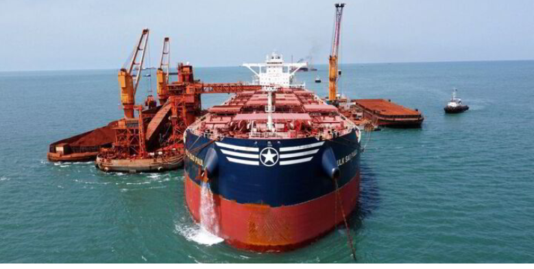 서아프리카 기니의 드보크항(Port De Boke)에서 보크사이트를 적재하고 있다. 사진 : 2020 Bulkers / LinkedIn