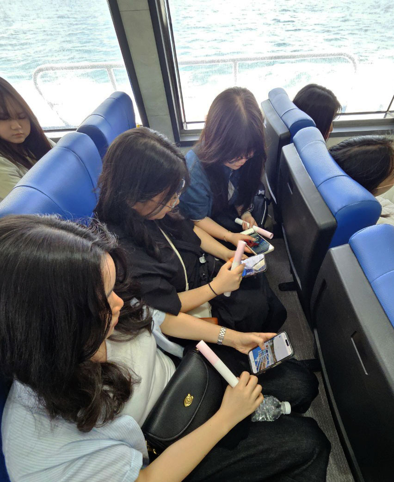 청주 중앙여고 학생들이 '여객선어떄' VR 체험을 하고 있다. 사진 : KOMSA