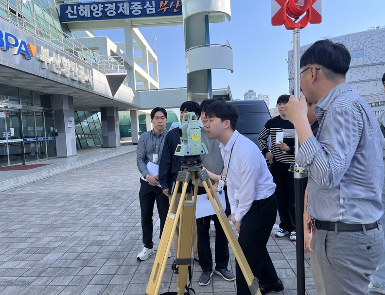 안전점검 장비를 실습하고 있는 BPA 직원들. 사진 : 부산항만공사