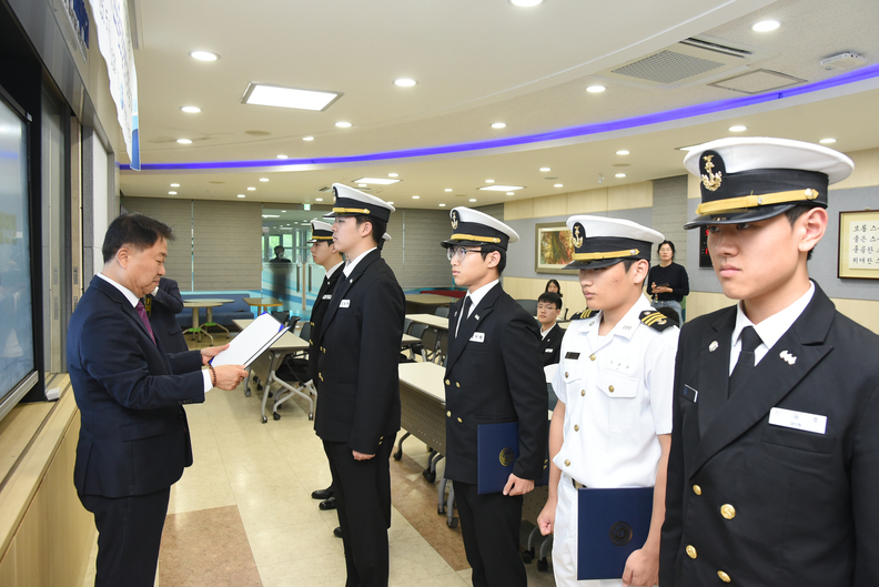 9일 부산해사고에서 열린 장학금 수여식 모습. 사진 : 선원노련