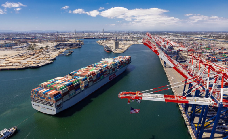 미 서안 롱비치항에 입항하는 OOCL 컨테이너선. 사진 : The Port of Long Beach