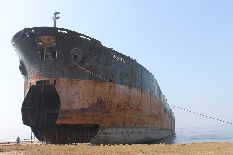사진은 파키스탄 해체장으로 견인된 노후 유조선. 사진 : NGO Shipbreaking Platform