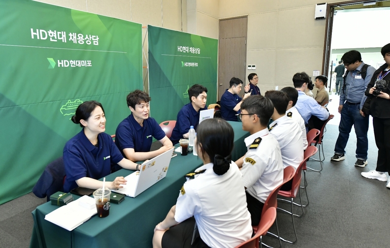 채용박람회장을 찾은 군인들. 사진 : HD현대