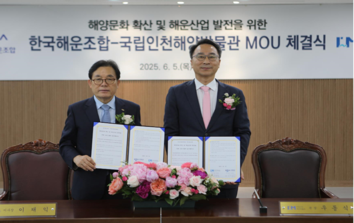 이채익 이사장(왼쪽)과 우동식 관장. 사진 : KSA