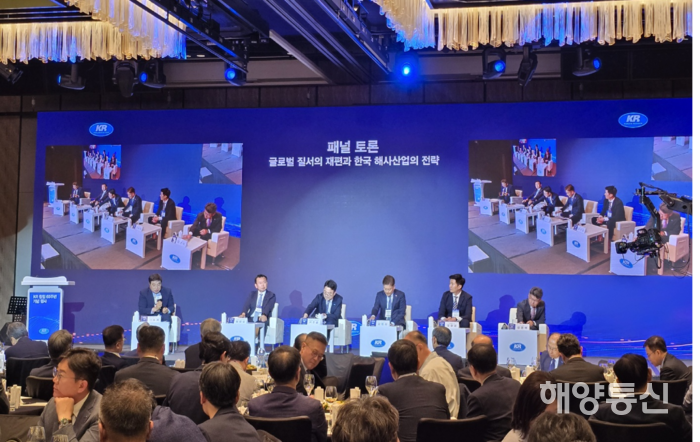 한국선급 창립 65주년 기념행사에서 (왼쪽부터) 신종계 서울대 명예교수, 남창섭 해수부 해사산업기술과장, 허주송 한국해양진흥공사 프로젝트금융부장, 김민강 HMM 상무, 성창경 HD현대중공업 상무, 김연태 KR 부사장이 토론을 하고 있다.