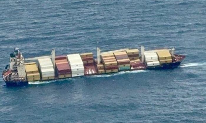 침몰 전 선체가 크게 기울어진 'MSC ELSA 3호'. 사진 : Indian Coast Guard