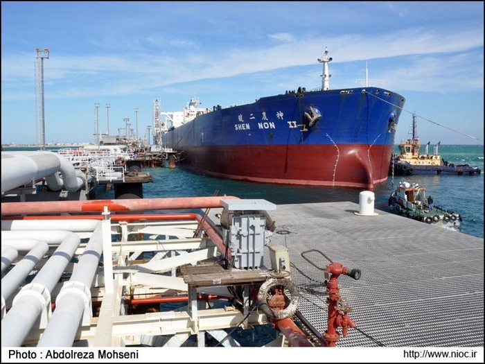 이란 카크아일랜드(Khark Island) 오일터미널에서 화물을 적재하는 유조선. 사진 : National Iranian Oil Co.