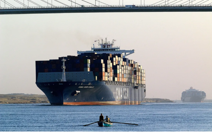 수에즈 운하를 지나는 CMA CGM 컨테이너선. 사진 : CMA CGM