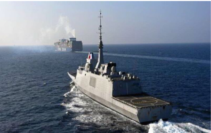 프랑스 전함이 홍해에서 컨테이너선을 호위하고 있다. 사진 : French Navy