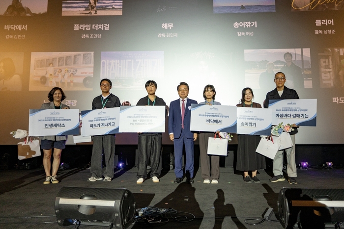 안병길 해진공 사장과 공모전 수상자들. 사진 : KOBC