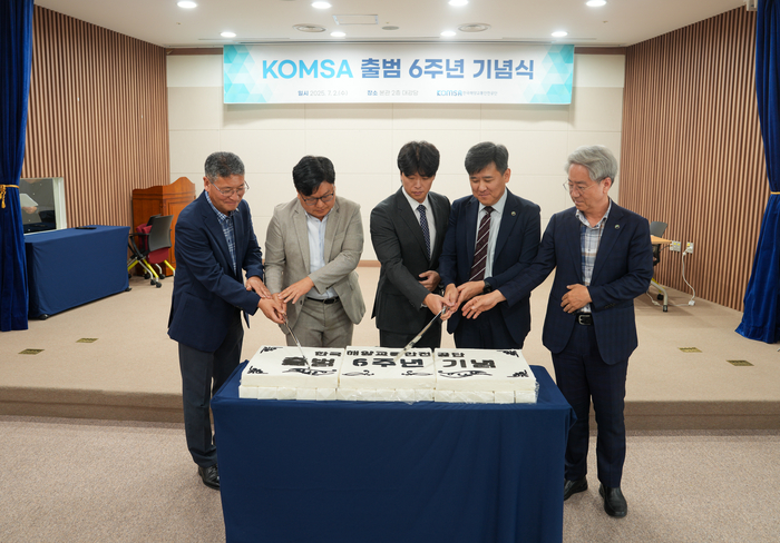 김준석 이사장과 임직원들이 KOMSA 출범 6주년 기념 케이크를 자르고 있다. 사진 : KOMSA