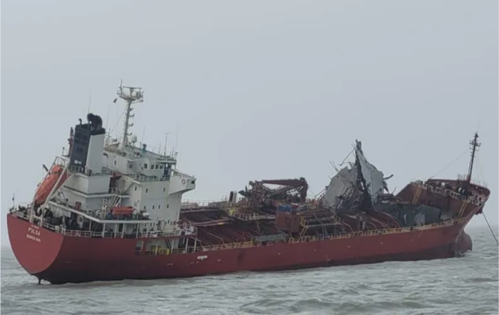 폭발 사고로 선체가 기운 'Fulda호'. 사진 : Indias Directorate General of Shipping