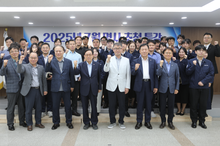 이성우 위원과 해운조합 임직원들. 사진 : 한국해운조합