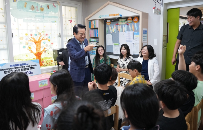 안병길 해진공 사장이 15일 동래튼튼이지역아동센터에서 어린이들과 환경에 대해 얘기를 나누고 있다. 사진 : KOBC