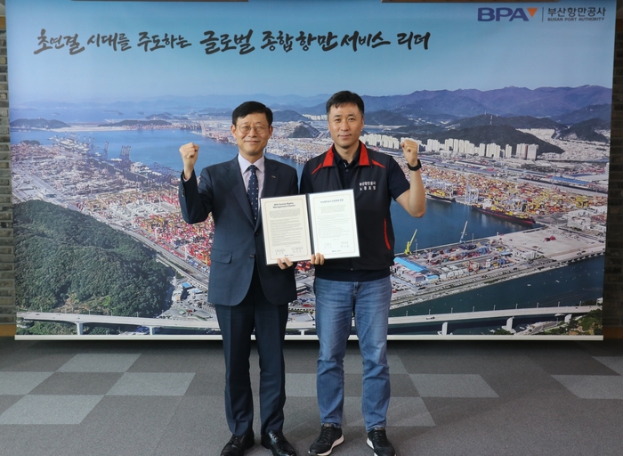 ‘노사 합동 인권경영헌장 서명식’에 참석한 송상근(왼쪽) BPA 사장과 박신호 BPA 노조위원장. 사진 : BPA