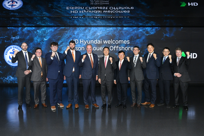 美 Edison Chouest Offshore)社 경영진이 HD현대 임직원들과 화이팅을 외치고 있다. 사진 : HD현대