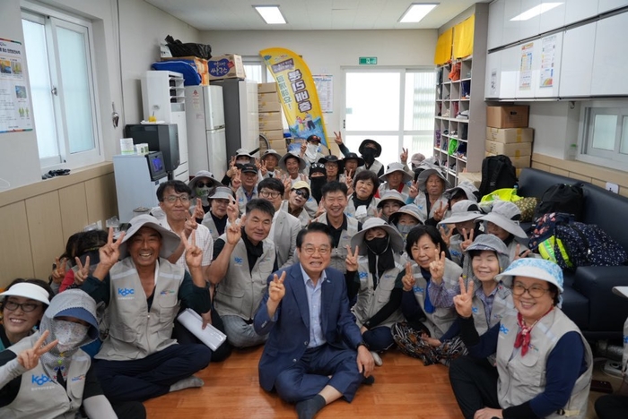 안병길 사장과 기뻐하는 환경근로자들. 사진 : KOBC