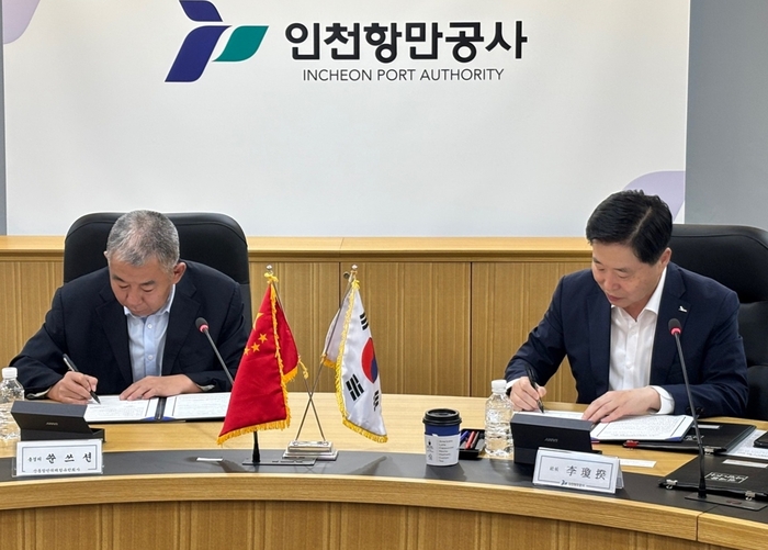 인천항만공사 이경규 사장과 중국 산동항만 위해항유한회사 쑨쓰션 총경리가 협약서에 서명하고 있다. 사진 : IPA