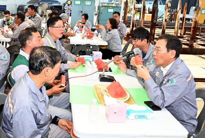 직원들과 수박 간담회를 갖고 있는 유상철(제일 오른쪽) HJ중공업 대표. 사진 : HJ중공업