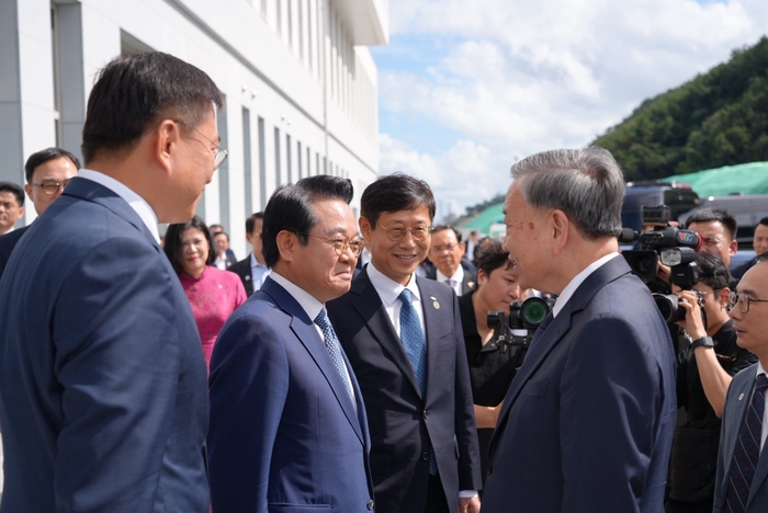 부산항 신항 자동화터미널에서 인사하는 안병길 사장과 또럼 당서기장. 사진 : KOBC