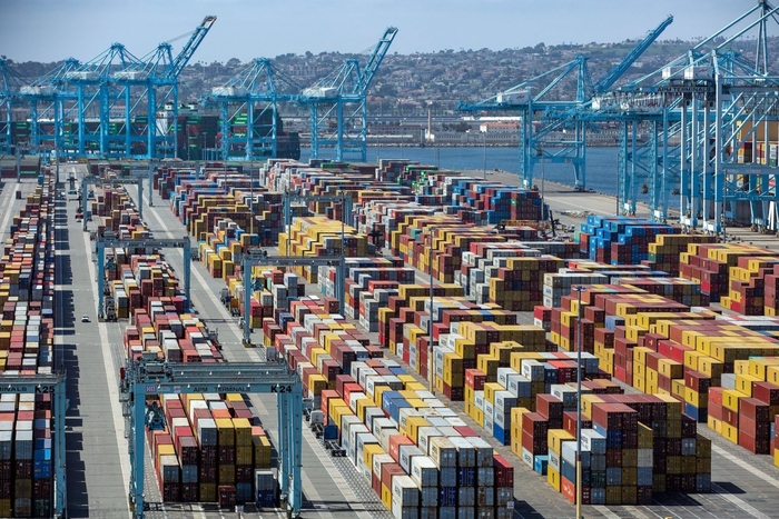 LA항 야드에 컨테이너가 가득 쌓여 있다. 사진 : Port of Los Angeles