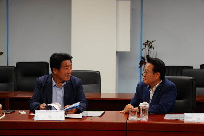 이영호 비서관(왼쪽)과 안병길 사장. 사진 : KOBC