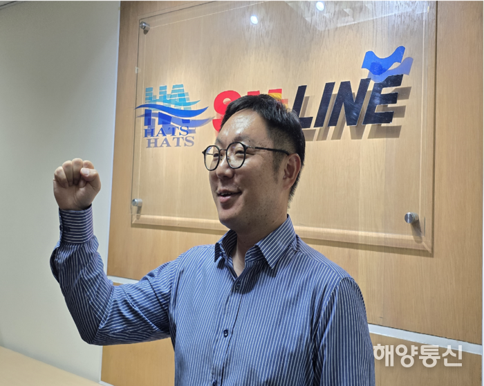 화이팅을 외치는 최시영 SM상선 베트남지점장