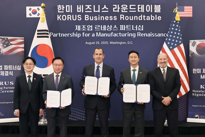 왼쪽부터 김정관 산업통상자원부 장관, 김복규 한국산업은행 수석부행장, 프랭크 브루노 서버러스 캐피탈 최고경영자, 정기선 HD현대 수석부회장, 하워드 러트닉 미국 상무부 장관. 사진 : HD현대