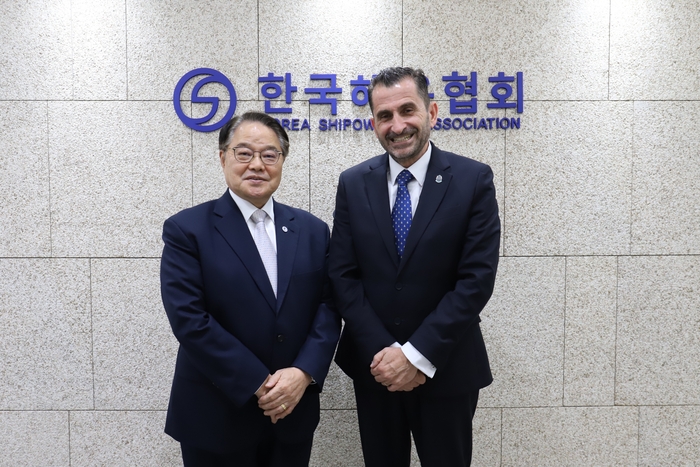 Kazakos ICS 사무총장과 양창호 해운협회 상근부회장. 사진 : 한국해운협회